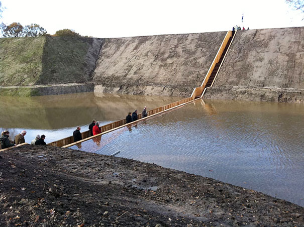   “El grupo de arquitectura Ro&Ad han construido este puente casi invisible que cruza la fortaleza defensiva de Halsteren, en...