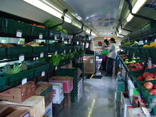 fresh-moves-mobile-produce-market-chicago-2